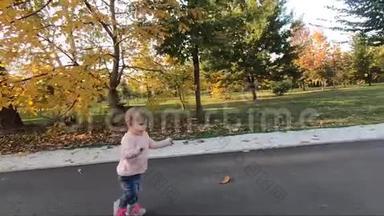 可爱的小女孩在十月在公园散步。 可爱十个月<strong>宝宝走路</strong>.. 漂亮快乐的女孩。 秋天的心情